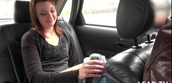  Petite coquine se masturbe dans le taxi qui en profite pour la doigter